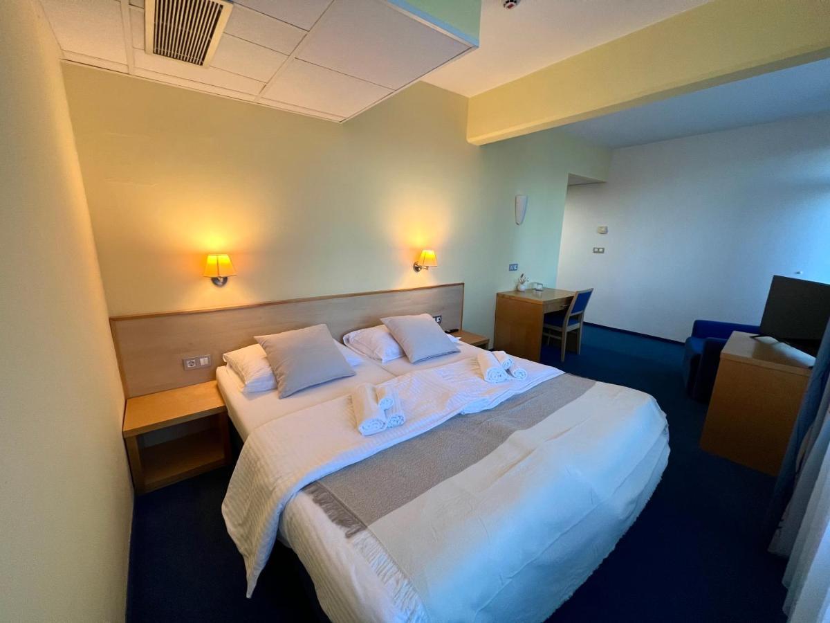 ליוטומר Hotel Jeruzalem מראה חיצוני תמונה