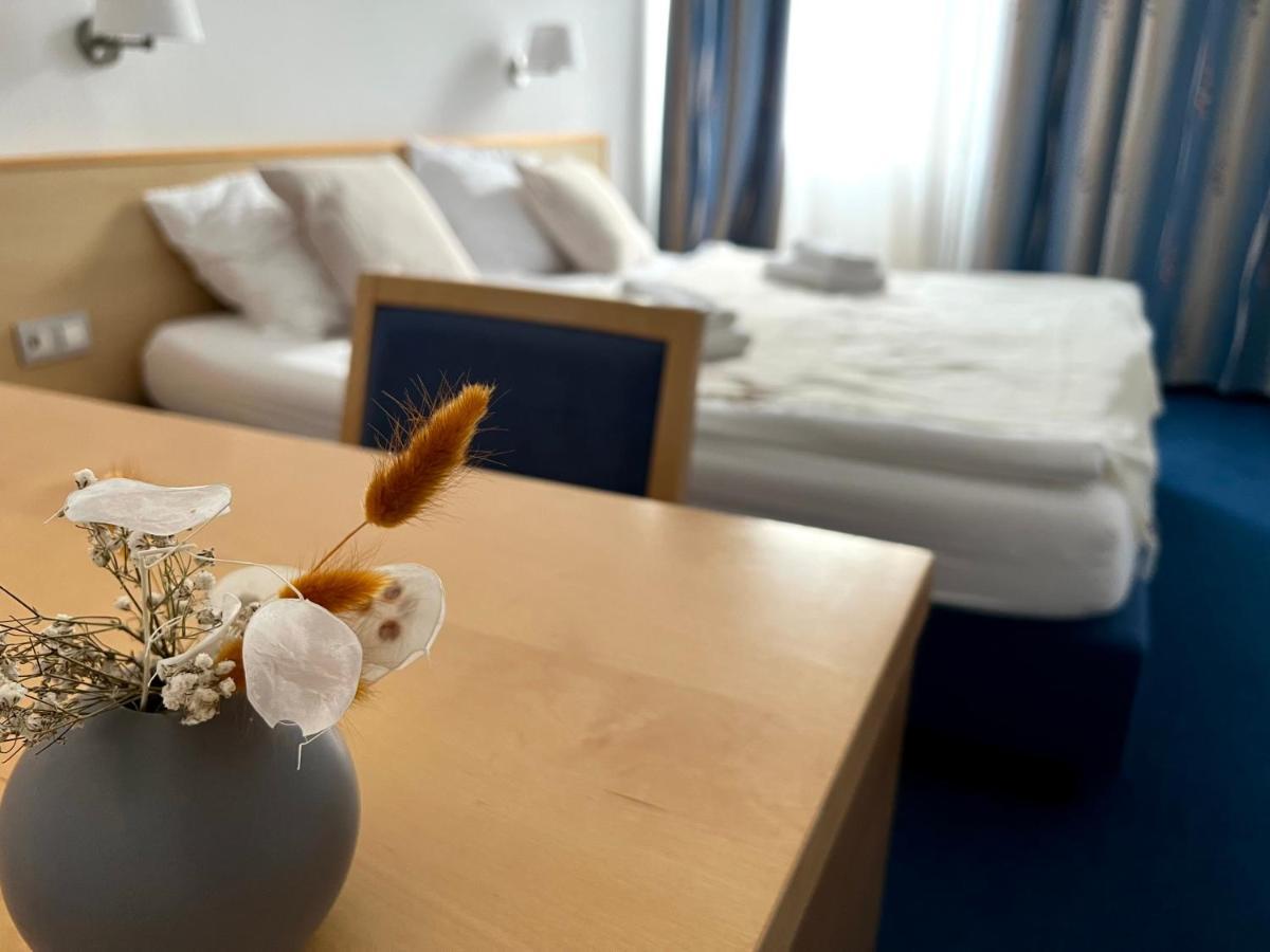ליוטומר Hotel Jeruzalem מראה חיצוני תמונה
