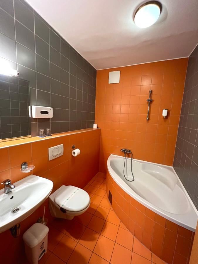 ליוטומר Hotel Jeruzalem מראה חיצוני תמונה