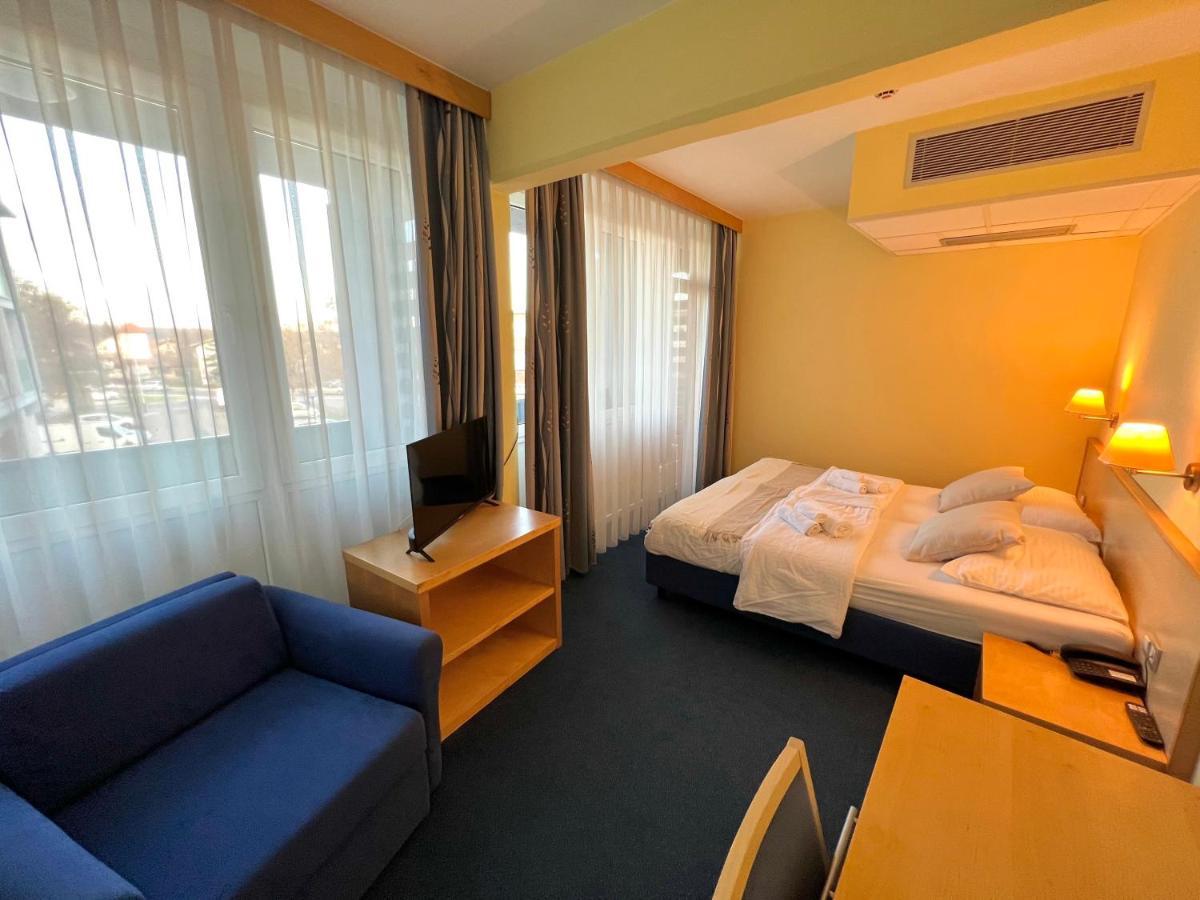 ליוטומר Hotel Jeruzalem מראה חיצוני תמונה
