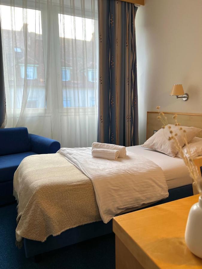 ליוטומר Hotel Jeruzalem מראה חיצוני תמונה