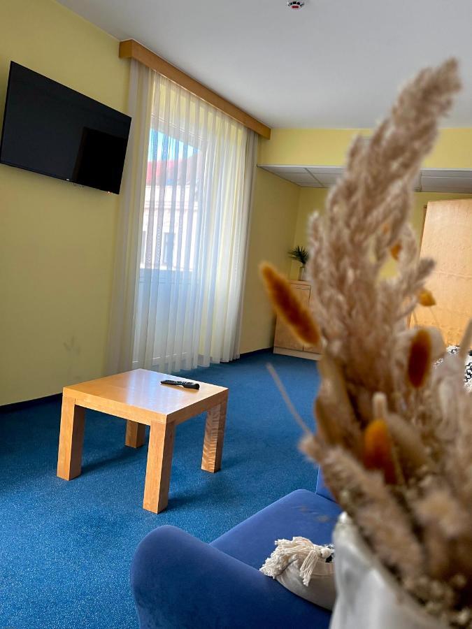 ליוטומר Hotel Jeruzalem מראה חיצוני תמונה