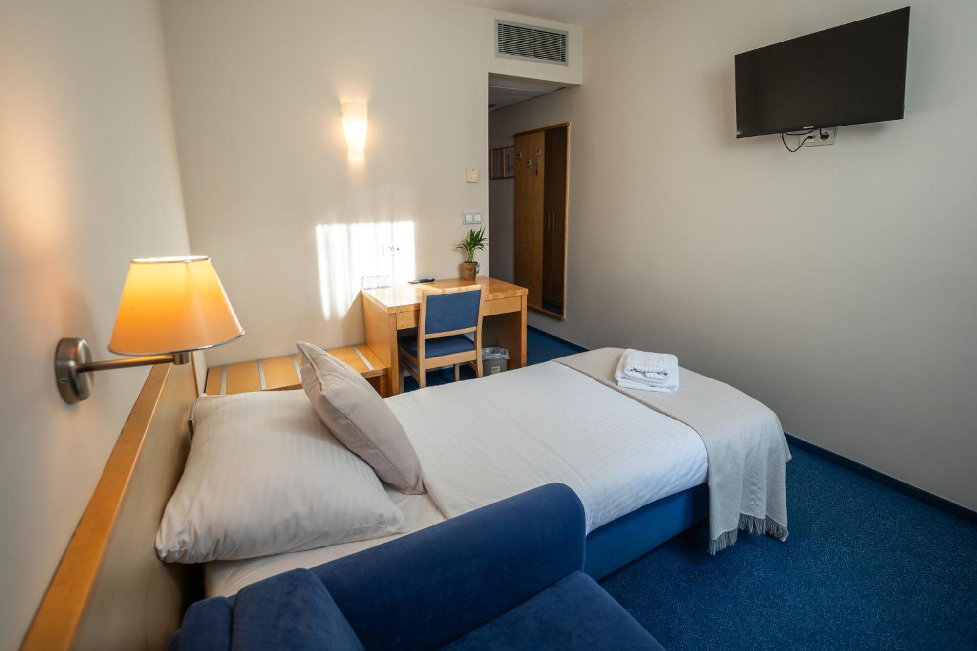 ליוטומר Hotel Jeruzalem מראה חיצוני תמונה