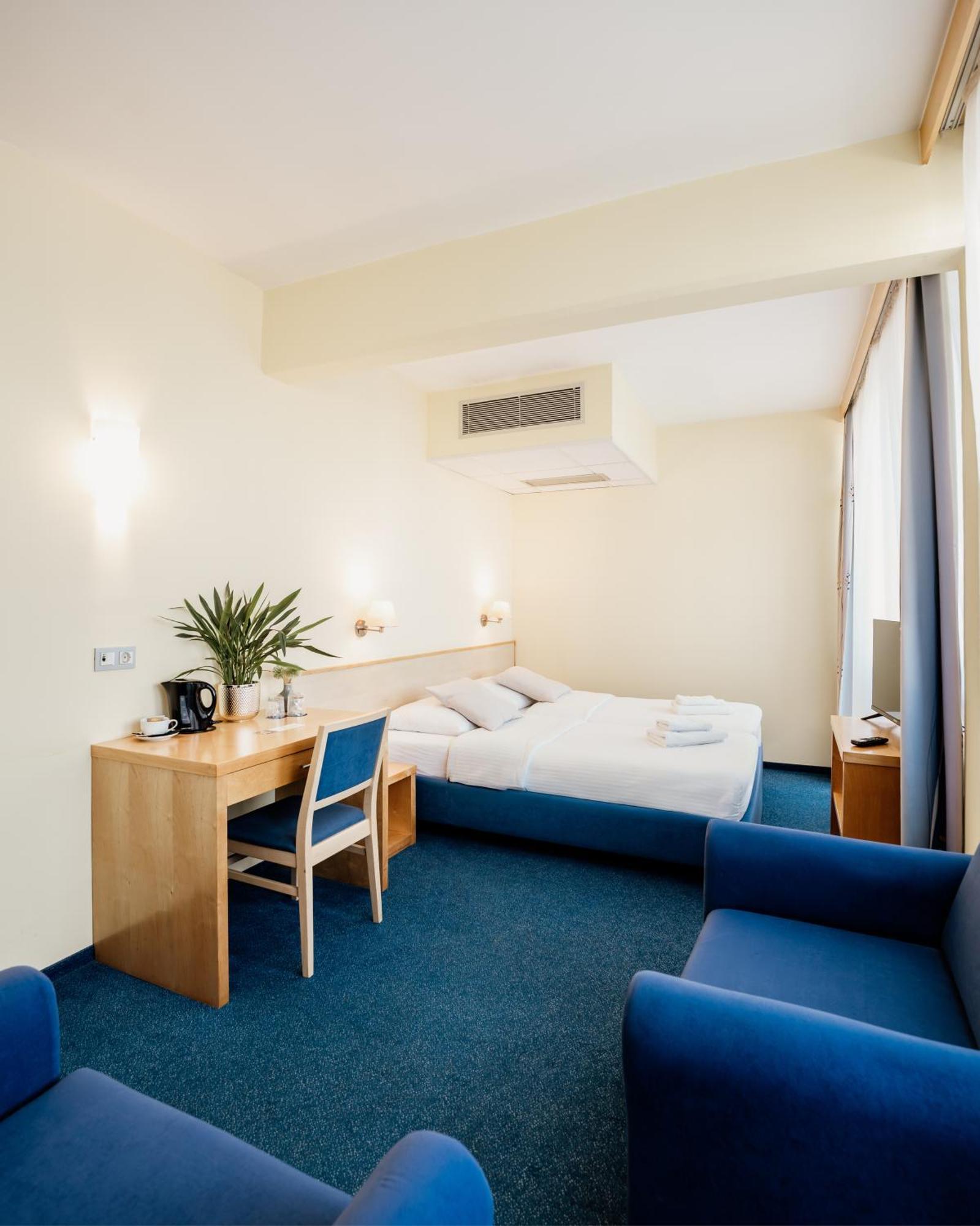 ליוטומר Hotel Jeruzalem מראה חיצוני תמונה