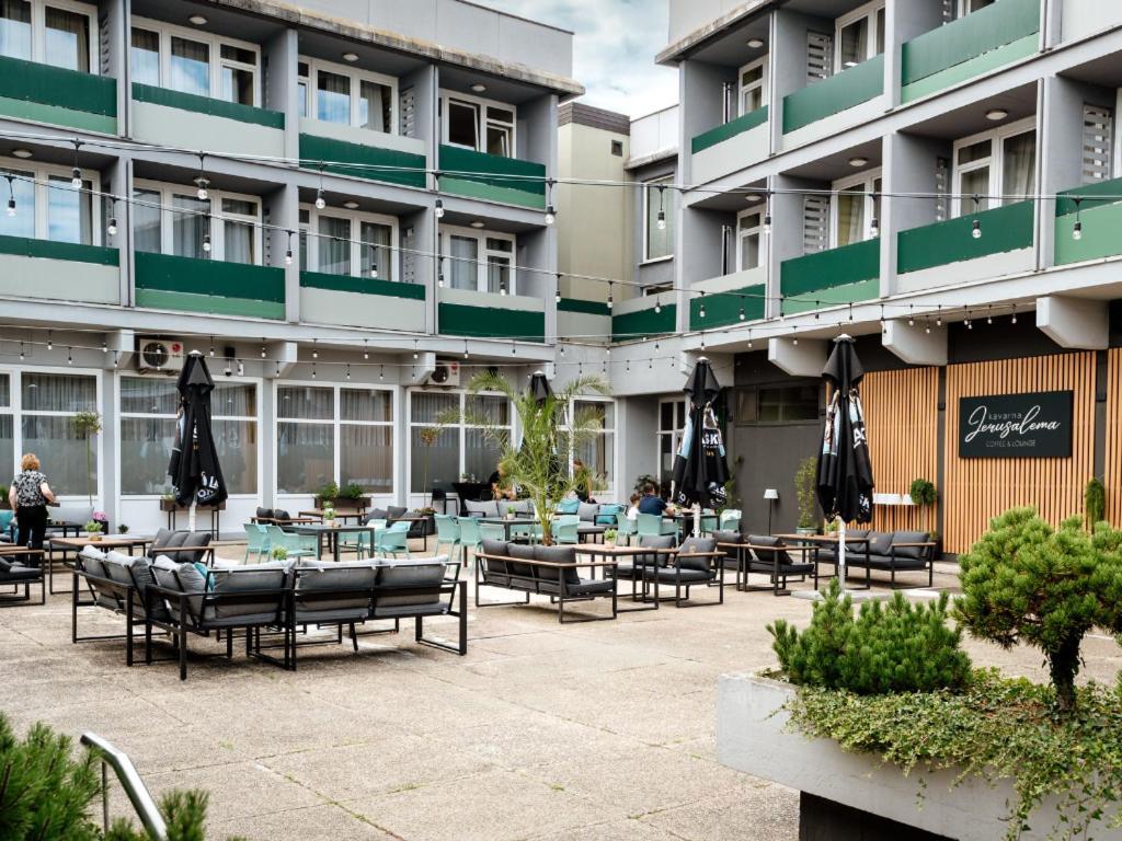 ליוטומר Hotel Jeruzalem מראה חיצוני תמונה